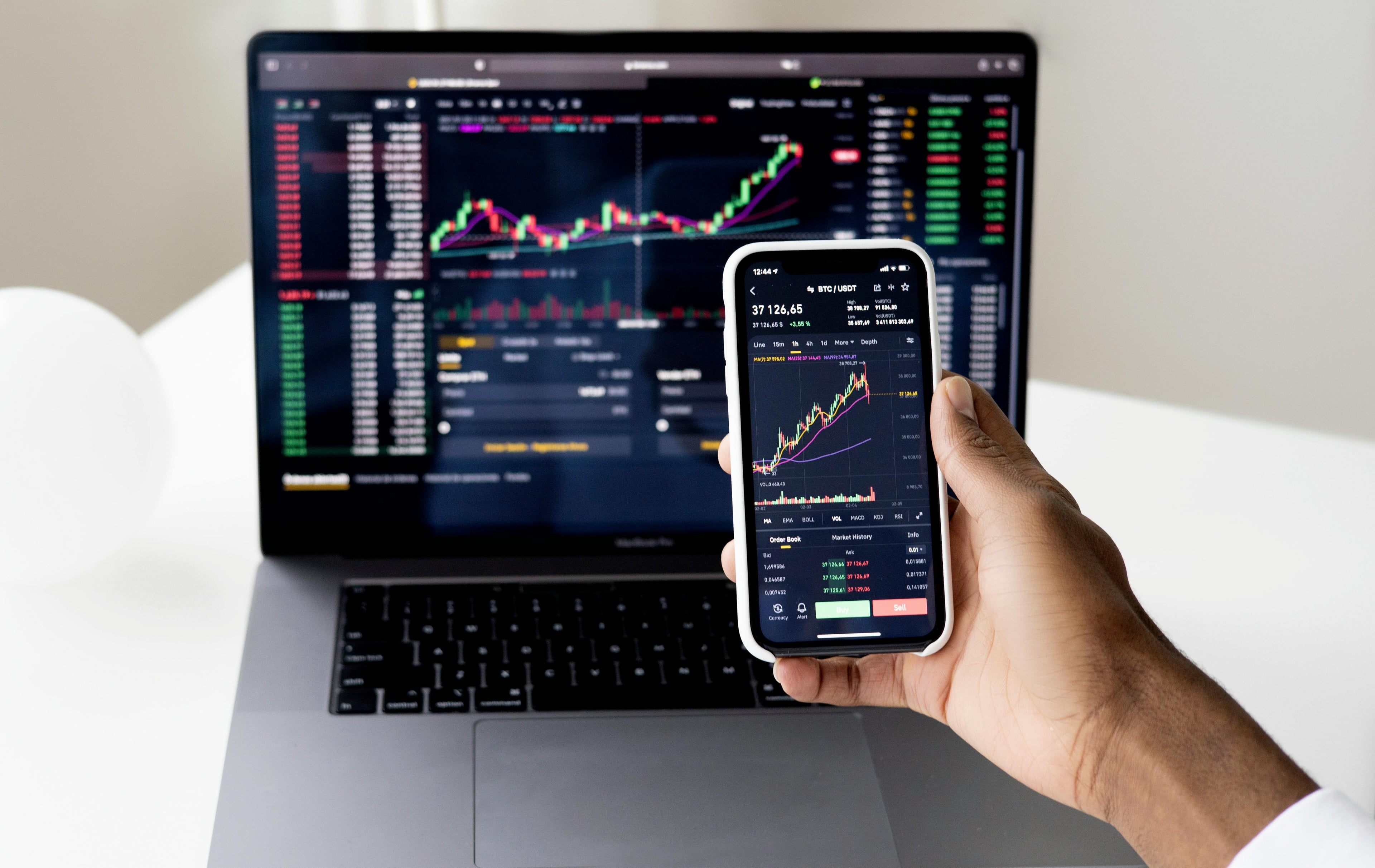 AI-powered asphalt market analytics and mobile app interface